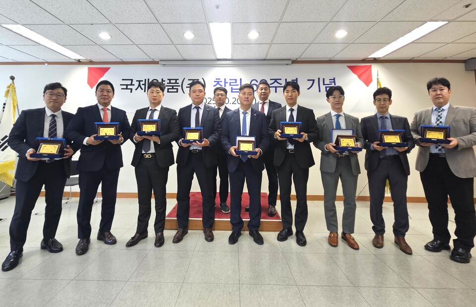 국제약품 본사에서 열린 창립기념식에서 장기근속 포상자들이 기념촬영을 하고 있다./국제약품 제공