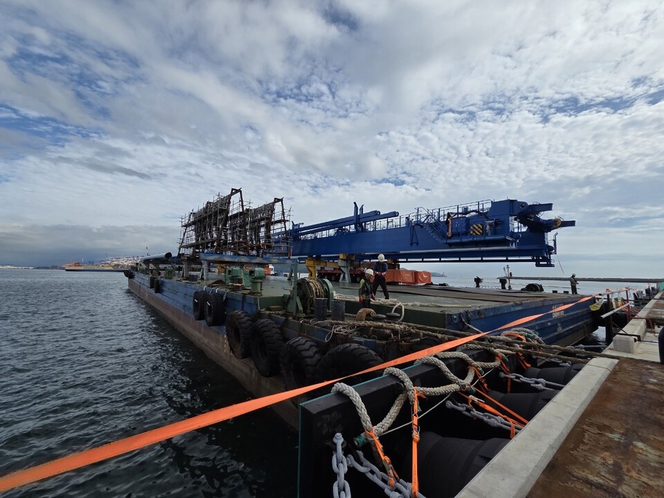 지난 15일 부산항 신항 서컨테이너 2-6단계 부두 건설 현장에 입고되는 컨테이너크레인의 하역부 모습./부산항만공사