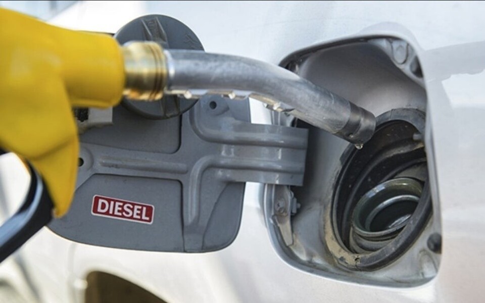 경유 차량에 주유하는 모습/SK이노베이션 제공