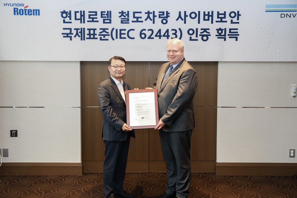 이원상 현대로템 RS기술리더(왼쪽)와 비달 도로넨 DNV 명예영사가 제품 인증서를 들고 기념촬영을 하고 있다./현대로템