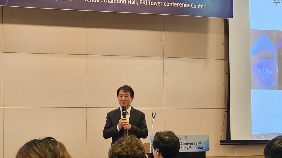 지난 21일 서울 영등포구 FKI타워에서 열린 ‘2025 한국수입자동차협회(KAIDA) 자동차 정책 세미나’에서 배충식 한국과학기술원(KAIST) 교수가 ‘수송부문 국가온실가스 감축목표 이행을 위한 자동차 환경정책 제언’을 주제로 발표하고 있다./곽호준 기자