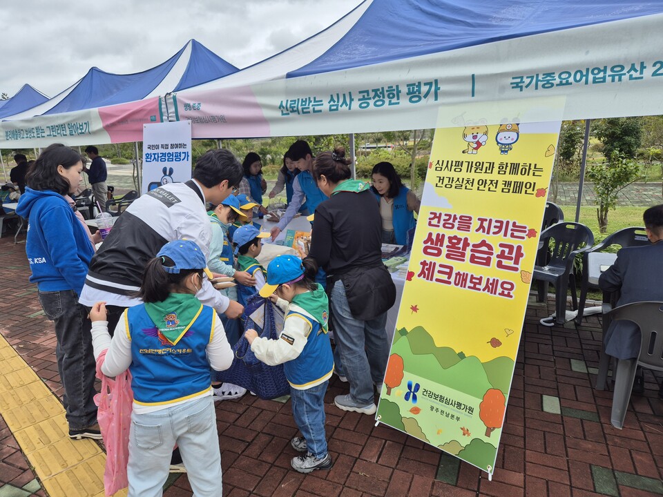 건강보험심사평가원 광주전남본부(본부장 임상희)는 지난 18일 목포시 고하도 국립호남권생물자원관 야외정원에서 ‘2025년 고하도 썬셋 마켓’을 개최했다. /건강보험심사평가원 제공