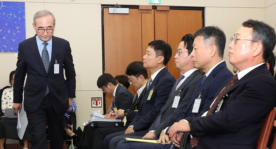 21일 국회 과학기술정보방송통신위원회에서 열린 정보통신기술(ICT) 분야 산하기관 국정감사에서 김영섭 KT 대표이사가 해킹사태 관련 질의에 답변 후 자리로 돌아가고 있다. (왼쪽부터)김영섭 KT 대표, 홍범식 LGU+ 대표, 조좌진 롯데카드 대표, 김광일 MBK 대표, 유영상 SKT 대표./연합뉴스