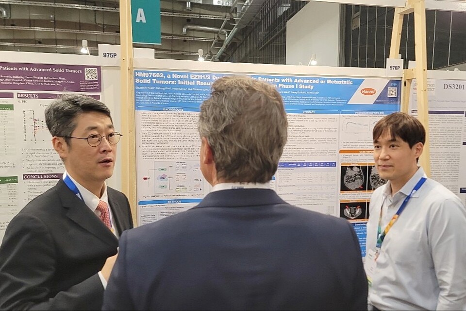 김범석 서울대병원 혈액종양내과 교수(왼쪽)와 이동준 한미약품 ONCO임상팀 선임연구원(오른쪽)이 지난 19일(현지시각) 독일 베를린에서 열린 유럽종양학회(ESMO Congress 2025)에서 차세대 표적항암 혁신신약으로 개발 중인 HM97662의 임상 1상 연구 내용을 토대로 참석자에게 설명하고 있다. /한미약품 제공