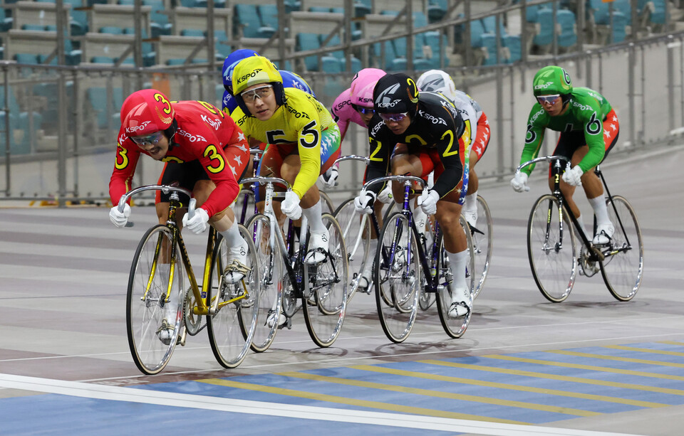 명스피돔에서 열린 특선급 경주에서 타종이 울리자 선수들이 결승선을 향해 질주하고 있다. /경륜경정총괄본부 제공