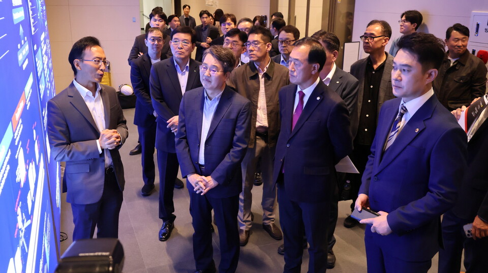 경기도의회 미래과학협력위원회(위원장 이제영, 국민의힘, 성남8)가 22일 판교 제2테크노밸리에 문을 연 ‘경기스타트업브릿지’ 개소식에 참석해 “위기 속에서도 혁신의 불씨를 살리는 현장이 바로 여기이며, 의회가 기업의 도전에 정책이라는 날개를 달겠다”고 천명했다./ 경기도의회 제공