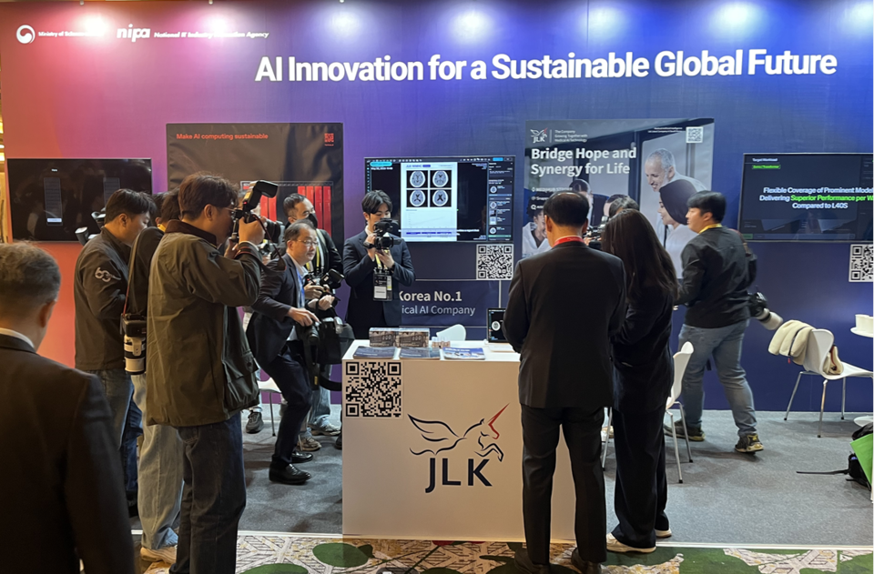 제이엘케이(대표 김동민)는 최근 개최된 APEC 재무·구조개혁장관회의에 기업 전시사로 참가해 21개 회원 경제체를 상대로 자사의 뇌졸중 AI 솔루션과 기술력을 선보였다. /제이엘케이 제공