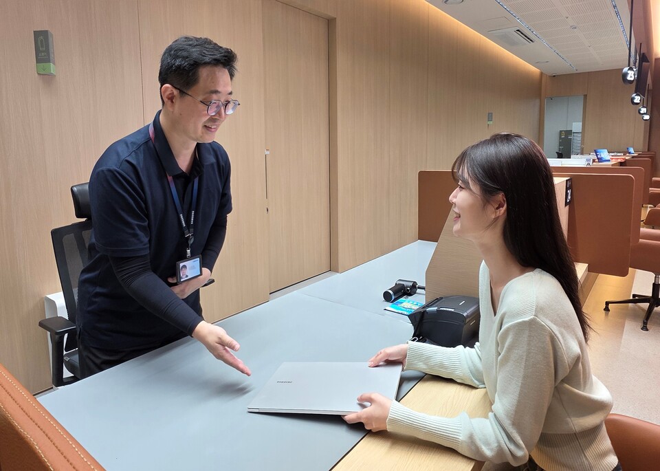 삼성전자서비스의 전문 엔지니어에게 삼성 노트북 무료점검을 받고 있는 모습./삼성전자서비스