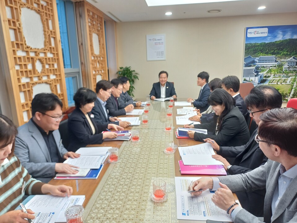 김학홍 경상북도 행정부지사와 함께 회의. 사진=구미시 제공