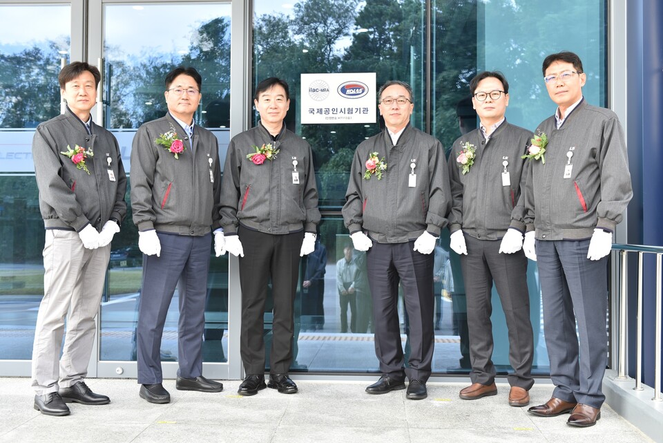 LS일렉트릭 ‘R-센터’가 KOLAS(Korea Laboratory Accreditation Scheme; 한국인정기구)로부터 공인시험기관 인정을 취득, 22일 시험기관 현판식을 가졌다. (사진 왼쪽 두번째부터) 서장철 전력개발본부 최고기술책임자(CTO) 상무, 오재석 생산·R&D 총괄 최고운영책임자(COO) 사장, 이상준 자동화 COO 전무./ LS일렉트릭 제공