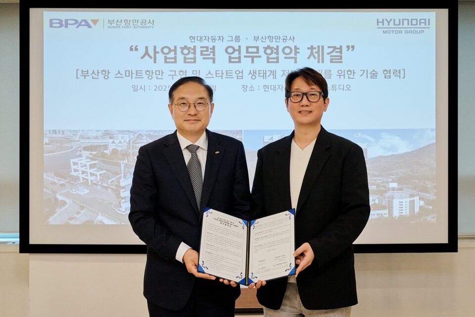 (왼쪽부터) 정원동 부산항만공사 부사장,  노규승 현대차그룹 제로원실 실장이 기념사진을 촬영하는 모습./현대차그룹