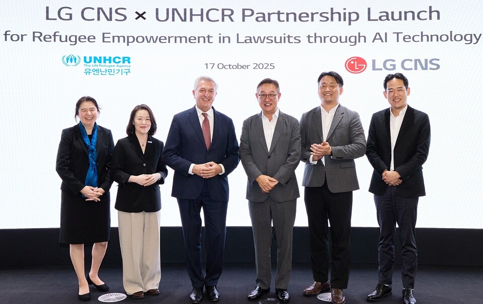 현신균 LG CNS 사장(오른쪽 세번째)과 유엔난민기구 최고대표 필리포 그란디(왼쪽 세번째)가 파트너십 체결식에서 사진촬영하는 모습./LG CNS
