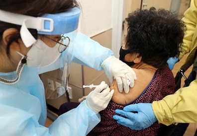 코로나19 백신 3차 접종받는 어르신의 모습. /연합뉴스