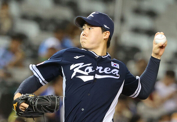 최승용이 지난해 11월 대만에서 열린 세계야구소프트볼연맹(WBSC) 프리미어12에서 한일전 선발로 등판해 역투하고 있다. /연합뉴스