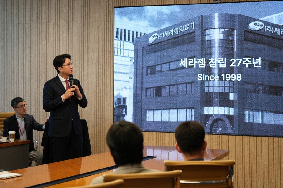 세라젬 창립 27주년 타운홀미팅에서 이경수 대표가 임직원들에게 메시지를 전하고 있다./세라젬