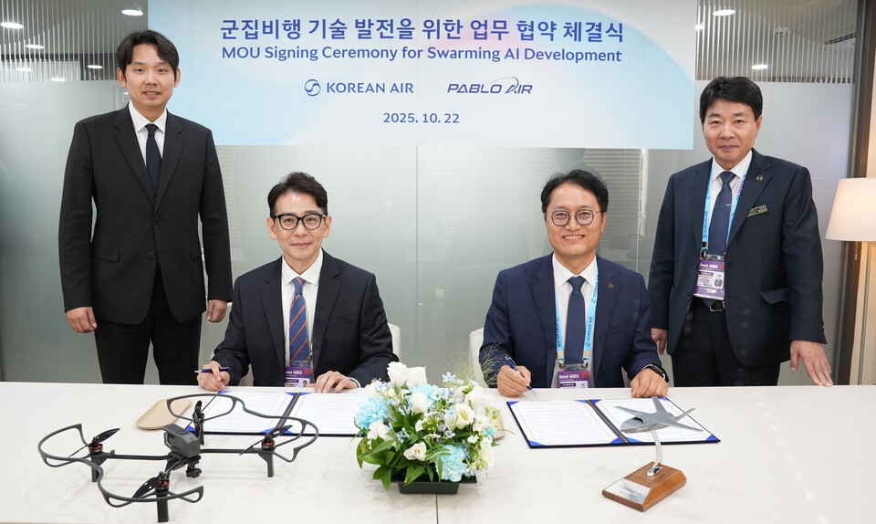 김영준 파블로항공 의장, 이원찬 파블로항공 대표, 김경남 대한항공 항공기술연구원장, 임진규 항공우주사업 대표(왼쪽부터)가 지난 22일 ADEX 대한항공 부스에서 진행된 ‘기술협력 양해각서 체결식’에서 기념 촬영을 하고 있다./파블로항공