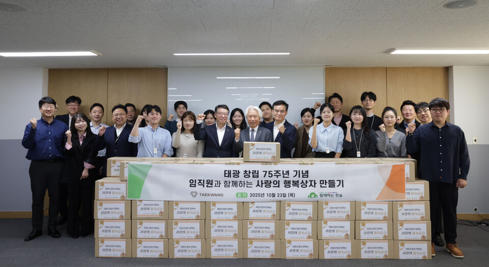 24일 장충동 태광산업 본사에서 유태호 태광산업 대표(앞줄 왼쪽에서 여섯 번째)와 임직원들이 기념촬영을 하는 모습./ 태광산업 제공