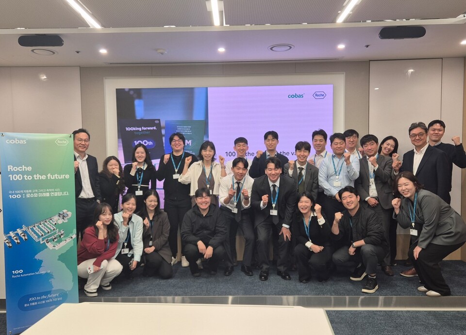100번째 CCM 설치 기념 내부행사. /한국로슈진단 제공