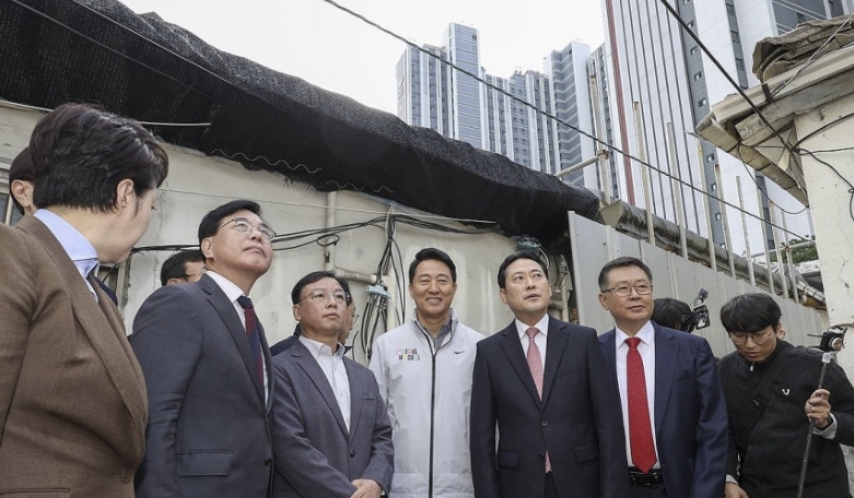 장동혁 국민의힘 대표와 송언석 원내대표, 오세훈 서울시장이 24일 서울 노원구 상계5 재정비촉진구역을 방문해 현장 점검을 하고 있다./연합뉴스