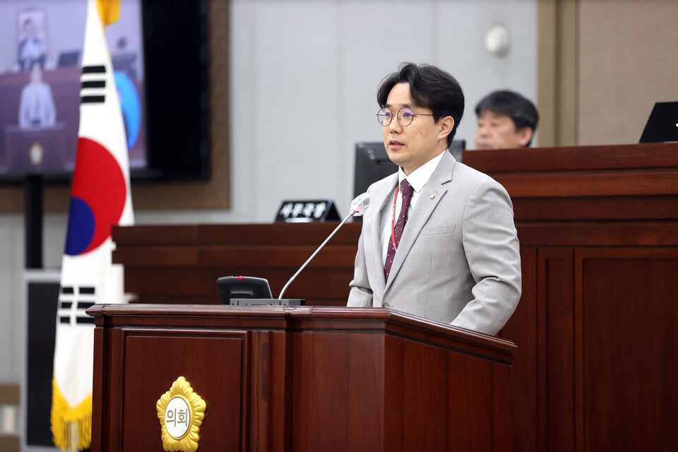 수원특례시의회 최원용 의원(국민의힘, 영통2·3·망포1·2)은 24일 제396회 임시회 제2차 본회의 5분 자유발언에서 “수원시 전체 버스노선 전면 개편이 시급하다”고 강력히 촉구했다./ 수원특례시의회 제공