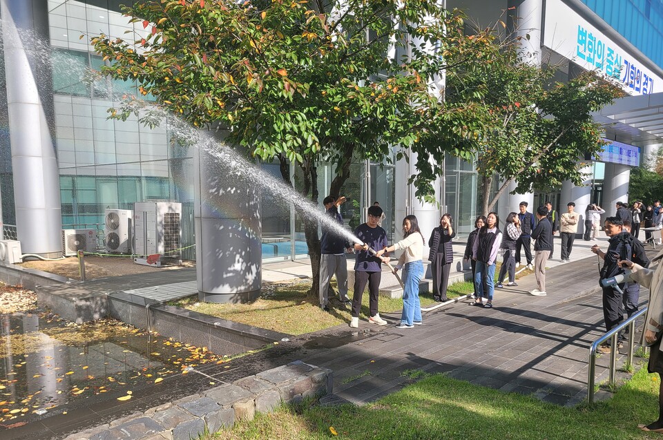 경기도경제과학진흥원(경과원)은 광교·판교테크노밸리 내 4개 공공건물에서 민관합동 소방대피훈련을 실시하며 산업현장 안전 대응 역량 강화에 나섰다./ 경과원 제공