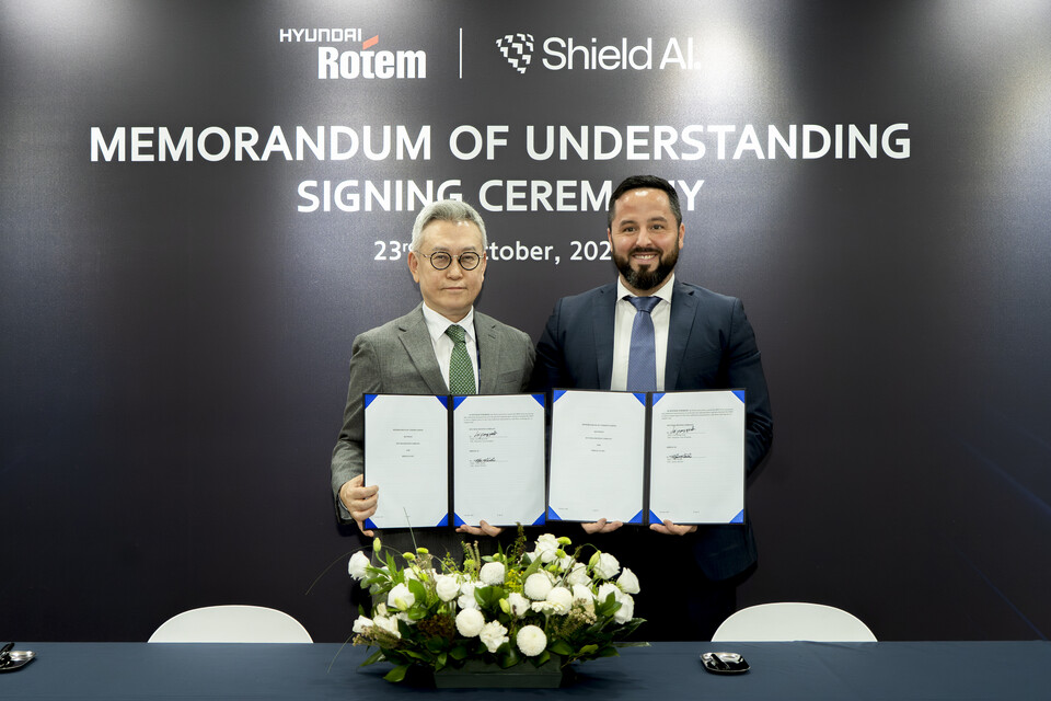 이정엽 현대로템 부사장(왼쪽)과 마이크 한린 쉴드AI 글로벌 전략·사업개발 총괄이 지난 23일 킨텍스에서 열린 ADEX 2025에서 ‘국방 AI 기반 다목적 드론 운용 기술개발을 위한 업무협약’을 체결한 후 기념 촬영을 하고 있다./현대로템