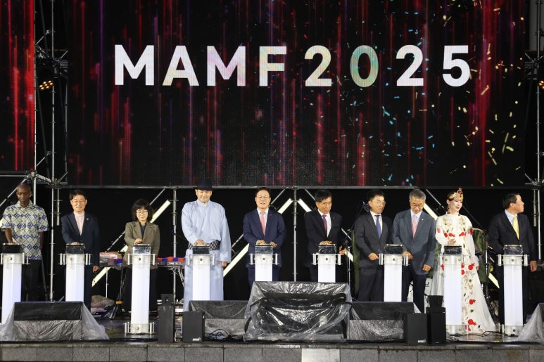 개막식에는 박완수 경남도지사, 주빈국 몽골의 수헤 수흐볼드 주한 몽골 특명전권대사, 문화체육관광부 이정미 문화정책관, 장금용 창원시장 권한대행, 김순택 도의원 등 주요 내외빈과 외국인 주민, 학생, 도민 등 2,000여 명이 참석