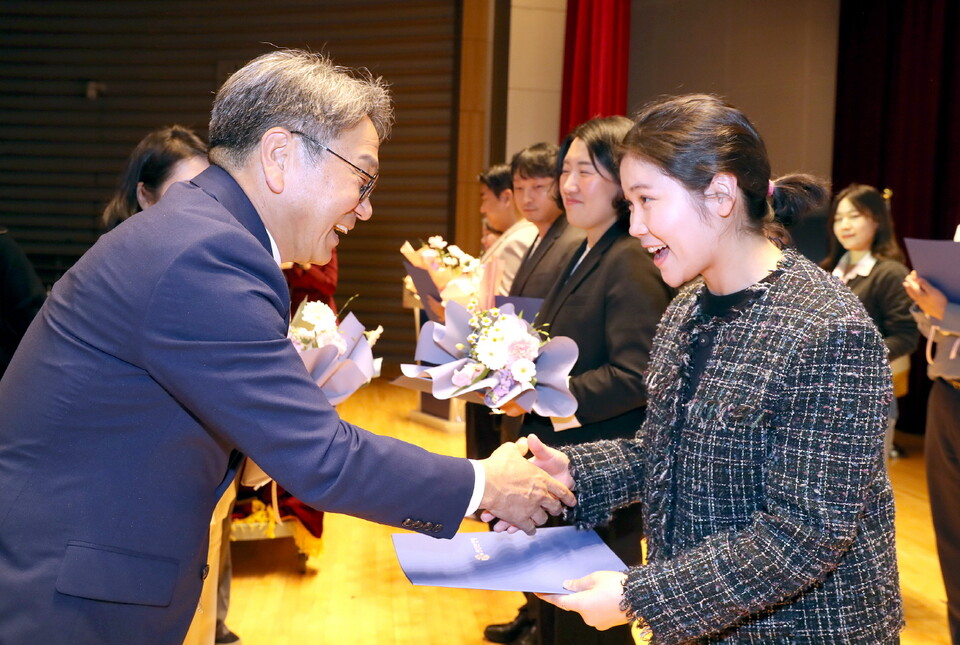 강기정 광주광역시장이 24일 시청 대회의실에서 열린 ‘2025 정신건강의 날’ 기념행사에 참가해 자살예방 및 정신건강사업 유공자들을 표창하고 있다. /사진=광주광역시