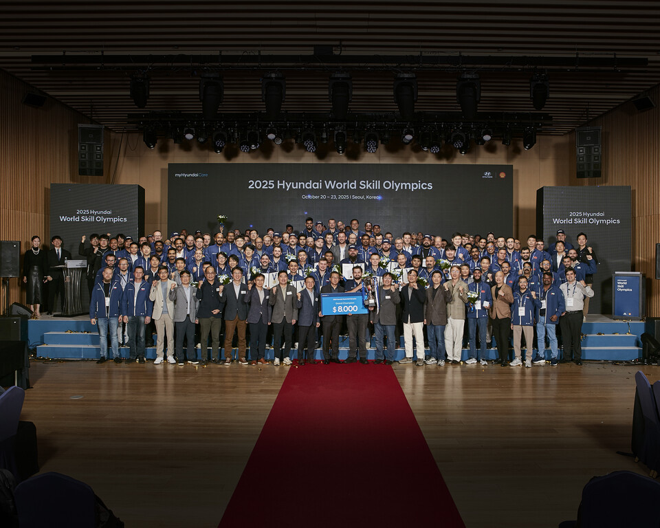 제15회 월드스킬올림픽 참가자들이 시상식 이후 단체사진을 촬영하는 모습./현대자동차