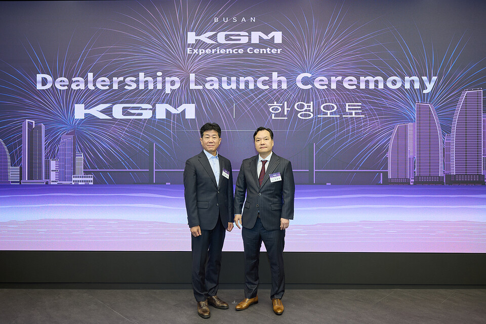 지난 23일 KGM 익스피리언스 센터 부산에서 열린 ‘딜러십 론칭 세리머니’에서 황기영 KGM 대표이사(왼쪽)와 김종헌 한영 오토 대표이사(오른쪽)가 기념 사진을 촬영하고 있다./KGM