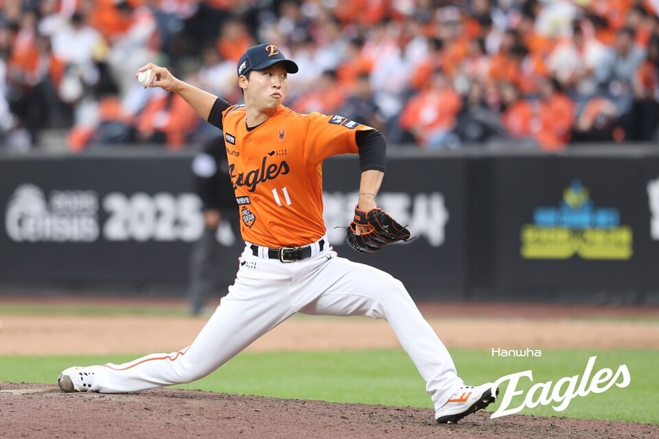 엄상백이 PO 2차전 등판해 투구하고 있다. /한화 이글스 제공