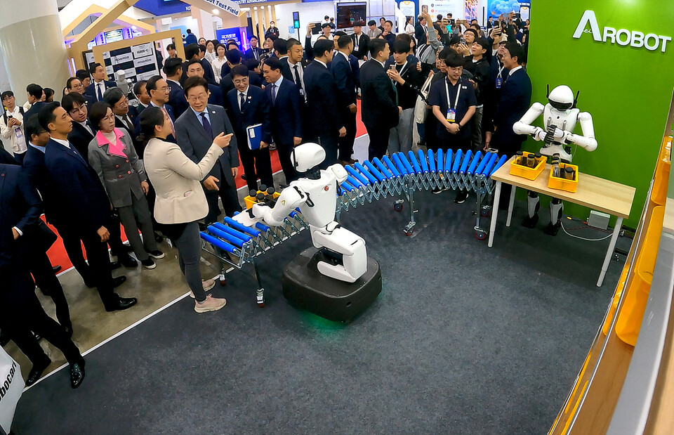 에이로봇 부스를 방문한 이재명 대통령. 사진=대구시 제공