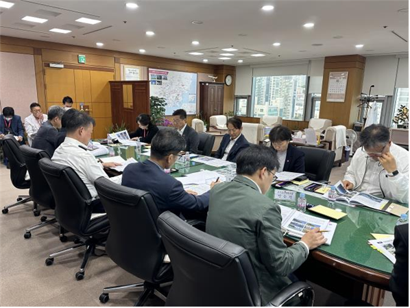 시, 학부모, 시민단체, 교통·교육전문가 등 민관이 참여하는 '15분도시 안전한 학교 가는 길 협의체'가 구성됐다(사진은 24일 시 주재로 교육청과  경찰청이 참여한 첫 회의 모습). 사진=부산시