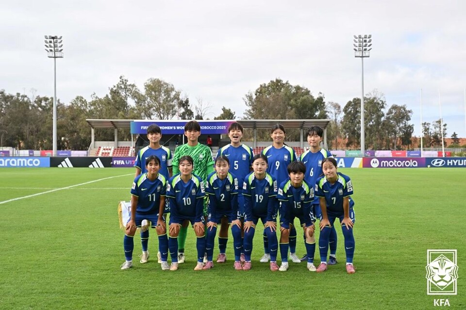 여자 U-17 대표팀 선수들이 콜롬비아전을 앞두고 기념 촬영하고 있다. /KFA 제공