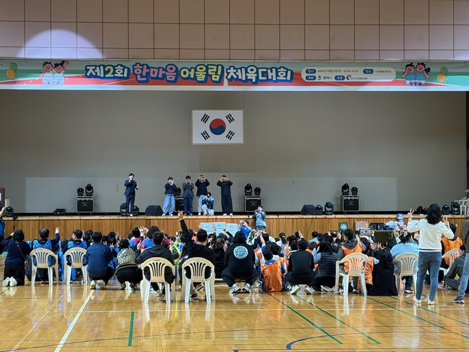 평택시(시장 정장선)는 지난 16일 소사벌레포츠타운에서 ‘제1회 평택시 어울림 스포츠클럽 한마당’을 열고 관내 장애학생과 주한미군 기지 캠프 험프리스 내 장애학생이 함께하는 교류의 장을 마련했다고 밝혔다./ 평택시 제공