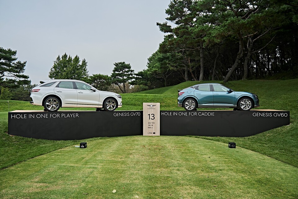 13번홀 홀인원 부상으로 제공되는 GV70 부분 변경 모델과 GV60 부분 변경 모델의 모습. /제네시스 제공