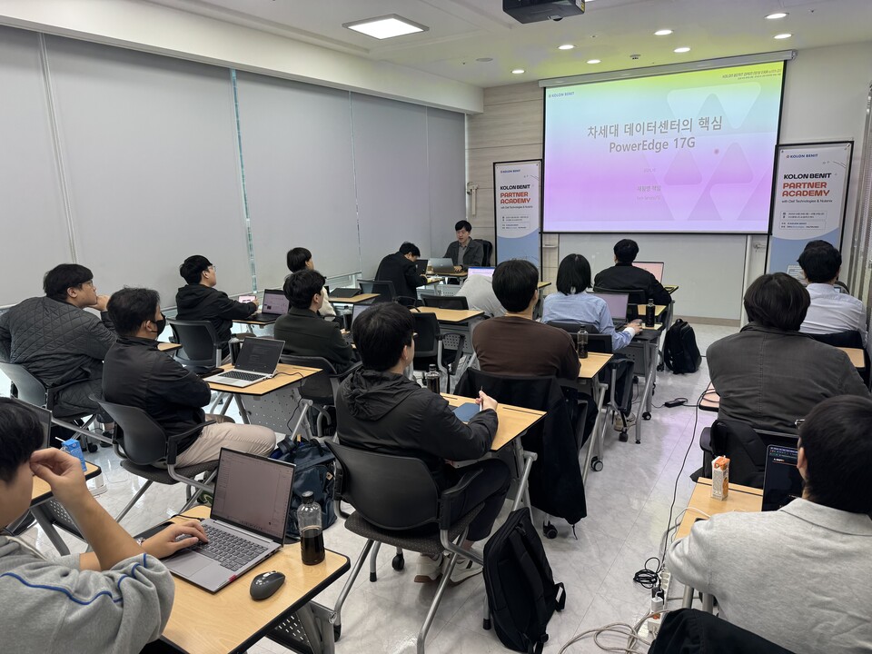  서울 가산동 코오롱베니트 AI 솔루션센터에서 코오롱베니트 담당자가 파트너사를 대상으로 교육을 진행하고 있다./코오롱베니트 