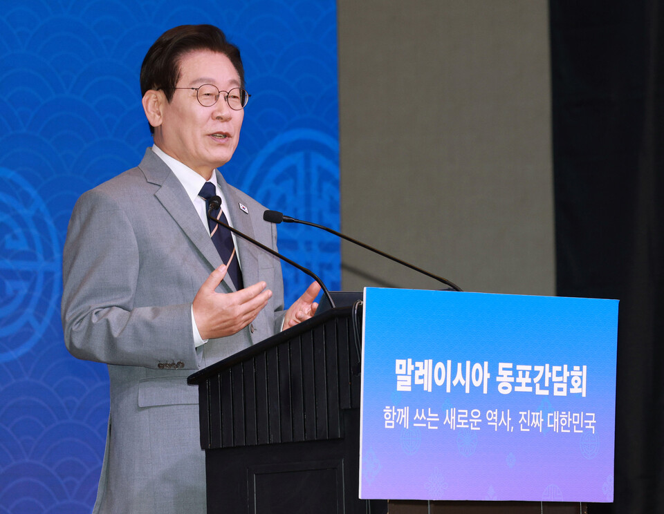 이재명 대통령이 26일 말레이시아 쿠알라룸푸르 한 호텔에서 열린 동포 만찬 간담회에서 인사말을 하고 있다.사진=연합뉴스