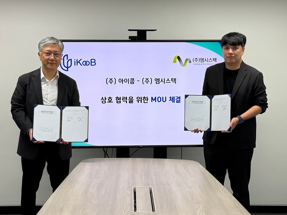 (왼쪽부터) 조재형 아이쿱 대표, 김명환 엠시스텍 대표. /아이쿱 제공