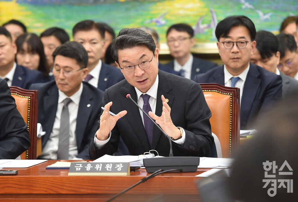 이억원 금융위원장이 27일 오전 서울 여의도 국회 정무위원회에서 열린 금융위원회 등에 대한 국정 금융 종합감사에서 더불어민주당 박찬대 위원 질의에 답하고 있다./ 이호형 기자 leemario@sporbiz.co.kr 2025.10.27