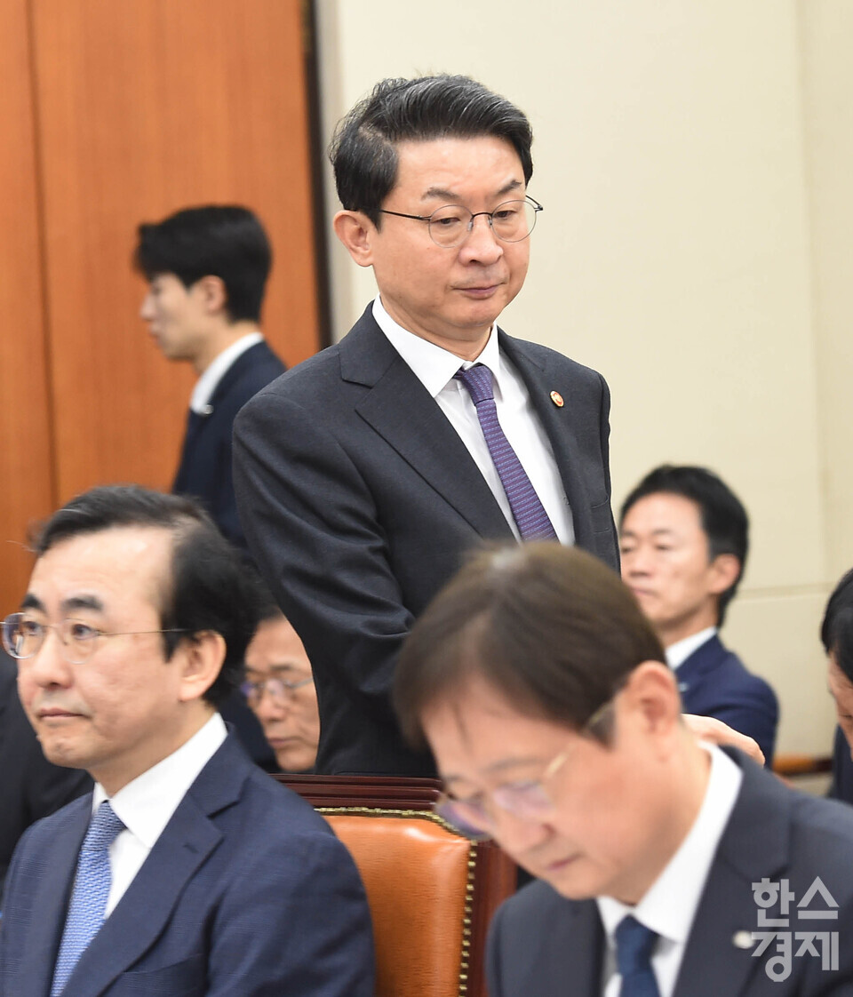 이억원 금융위원장이 27일 오전 서울 여의도 국회 정무위원회에서 열린 금융위원회, 금융감독원 등에 대한 국정 금융 종합감사장에 들어서고 있다./ 이호형 기자 leemario@sporbiz.co.kr 2025.10.27