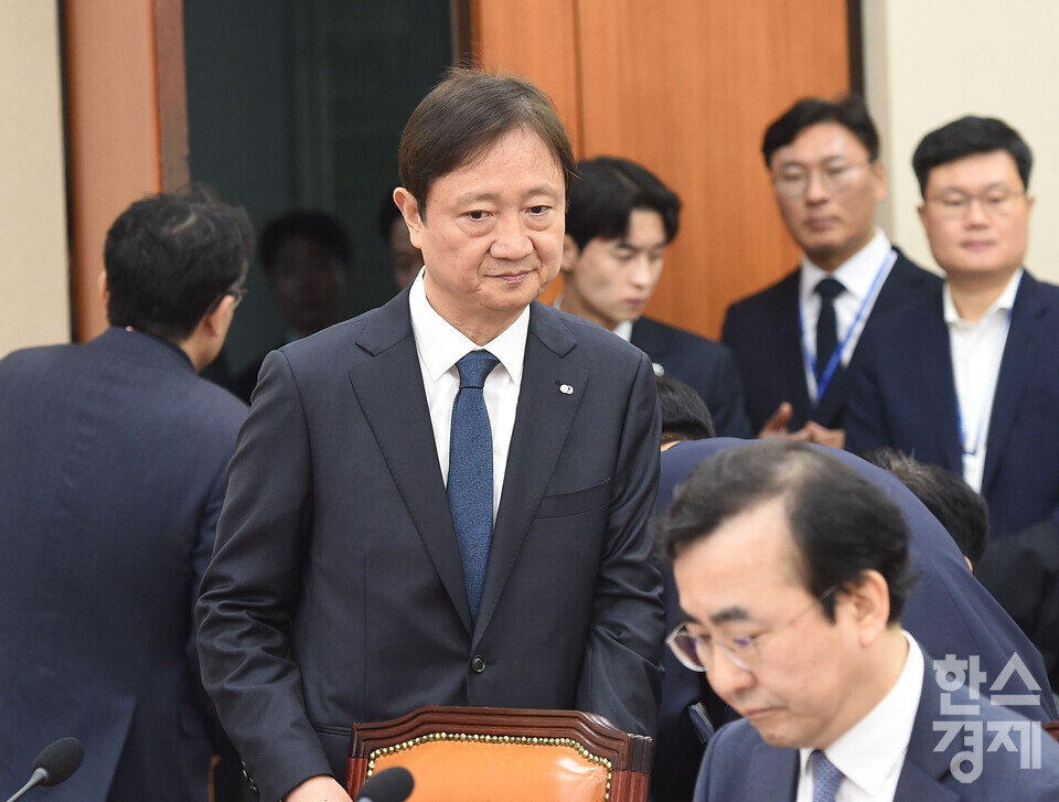 이찬진 금융감독원장이 27일 오전 서울 여의도 국회 정무위원회에서 열린 금융감독원 등에 대한 국정 금융 종합감사장에 들어서고 있다./ 이호형 기자 leemario@sporbiz.co.kr 2025.10.27