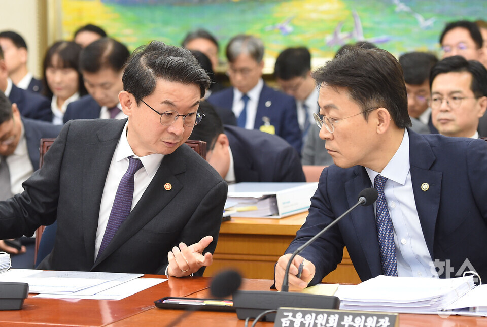이억원 금융위원장(왼쪽)이 27일 오전 서울 여의도 국회 정무위원회에서 열린 금융위원회, 금융감독원 등에 대한 국정 금융 종합감사에 앞서 권대영 금융위 부원장과 얘기를 하고 있다./ 이호형 기자 leemario@sporbiz.co.kr 2025.10.27