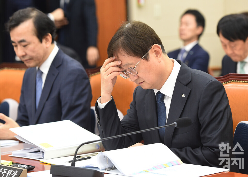 이찬진 금융감독원장이 27일 오전 서울 여의도 국회 정무위원회에서 열린 금융감독원 등에 대한 국정 금융 종합감사에 앞서 자료를 검토하고 있다./ 이호형 기자 leemario@sporbiz.co.kr 2025.10.27