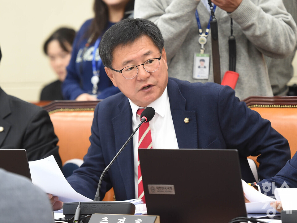 국민의 힘 이헌승 위원이 27일 오전 서울 여의도 국회 정무위원회에서 열린 금융위원회,금융감독원 등에 대한 국정 금융 종합감사에서  이억원 금융위원장에게 질의를 하고 있다./ 이호형 기자 leemario@sporbiz.co.kr 2025.10.27