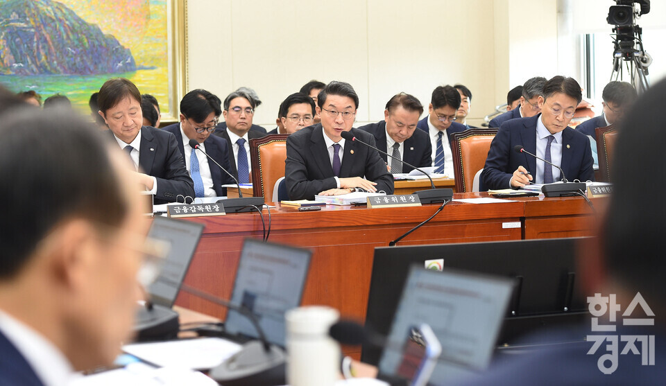 이억원 금융위원장이 27일 오전 서울 여의도 국회 정무위원회에서 열린 금융위원회 등에 대한 국정 금융 종합감사에서 이헌승 위원 질의에 답하고 있다./ 이호형 기자 leemario@sporbiz.co.kr 2025.10.27