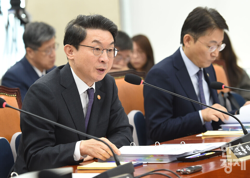 이억원 금융위원장이 27일 오전 서울 여의도 국회 정무위원회에서 열린 금융위원회 등에 대한 국정 금융 종합감사에서 이헌승 위원 질의에 답하고 있다./ 이호형 기자 leemario@sporbiz.co.kr 2025.10.27