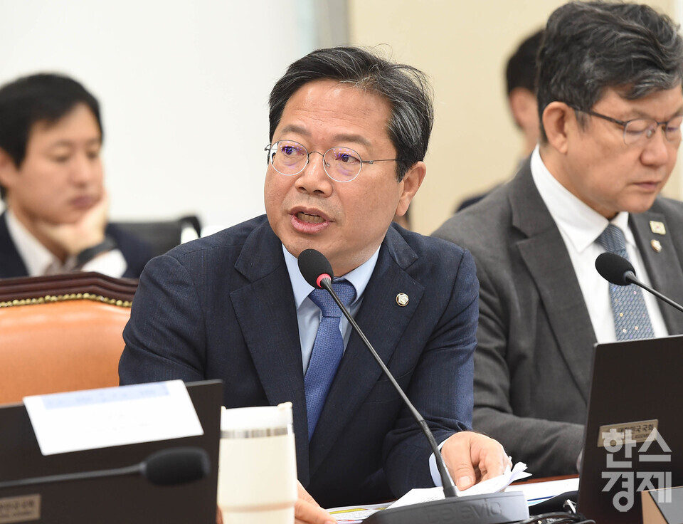 더불어민주당 김승원 위원이 27일 오전 서울 여의도 국회 정무위원회에서 열린 금융위원회,금융감독원 등에 대한 국정 금융 종합감사에서 이억원 금융위원장에게 질의를 하고 있다./ 이호형 기자 leemario@sporbiz.co.kr 2025.10.27