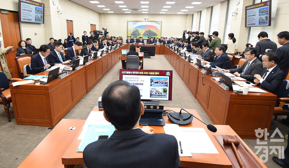 더불어민주당 김승원 위원이 27일 오전 서울 여의도 국회 정무위원회에서 열린 금융위원회,금융감독원 등에 대한 국정 금융 종합감사에서 이억원 금융위원장에게 질의를 하고 있다./ 이호형 기자 leemario@sporbiz.co.kr 2025.10.27