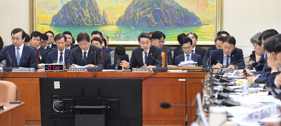 이억원 금융위원장이 27일 오전 서울 여의도 국회 정무위원회에서 열린 금융위원회 등에 대한 국정 금융 종합감사에서 김승원 위원 질의에 답하고 있다./ 이호형 기자 leemario@sporbiz.co.kr 2025.10.27